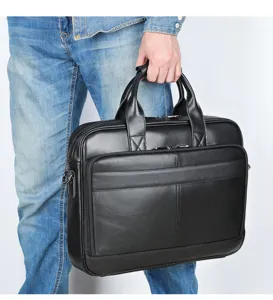 Vue detaillee du cartable d'affaires en cuir noir, grand sac pour ordinateur.