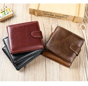 Portefeuille homme en cuir véritable vintage, détail et texture du portefeuille multifonction.