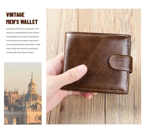 Vue détaillée du portefeuille homme en cuir véritable vintage avec fentes pour cartes.