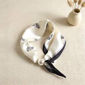 Fular de seda elegante con estampado de caballo y cierre magnético de perlas chic.