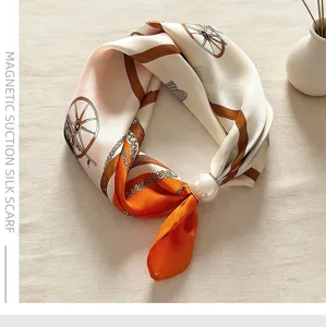 Foulard in seta retrò con chiusura magnetica, elegante fazzoletto stampa carrozza arancione.