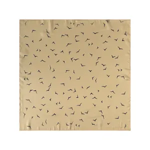 Elegante kakikleurige vierkante sjaal met minimalisten zwarte vogelprint en stijl.