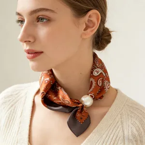 Elegante foulard da collo in raso paisley vintage con chiusura magnetica di perla moda donna.