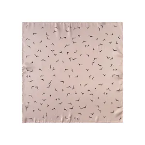 Elegante roze vierkante sjaal met zwart vogelpatroon, ideaal voor haar of hals styling.