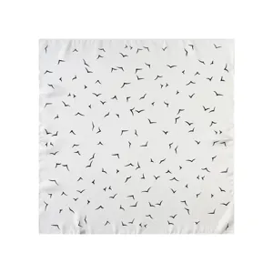Witte vierkante sjaal met zwart vogeltjespatroon, gedetailleerd overzicht van de stof en print.