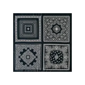 Gedetailleerd aanzicht van zwarte vierkante sjaal met ingewikkelde witte paisley patronen.
