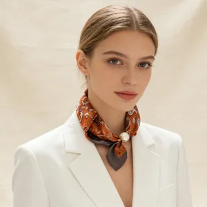 Foulard in seta paisley rétro con chiusura magnetica, elegante fazcoloso da collo satin.