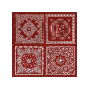 Rode vierkante sjaal met klassieke witte paisleypatronen, elegant satijnen mode-accessoire.