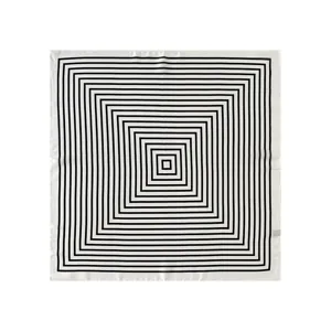 Detail van zwart-witte geometrische vierkante sjaal met concentrische lijnen en stof.