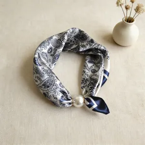 Pañuelo de seda azul y blanco con diseño de cachemira y cierre magnético de perla elegante.
