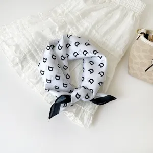 Wit zijden vierkante sjaal met minimalisten letterprint chic elegante halsdoek voor dames