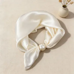 Sciarpa in raso di seta con elegante fibbia di perla, tessuto liscio per look chic.