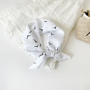 Witte zijden sjaal met minimalistische zwarte vogelprint, elegante halsdoek.