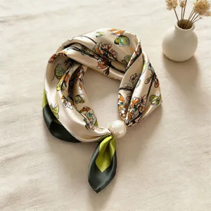 Foulard in raso retro con fibbia magnetica di perle, elegante sciarpa per donne.