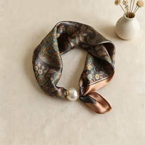 Elegante pañuelo de seda con estampado retro y hebilla de perla, accesorio para mujeres.