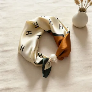 Squisito fazzoletto da collo in raso di seta con stampa di lettere e fibbia di perla.