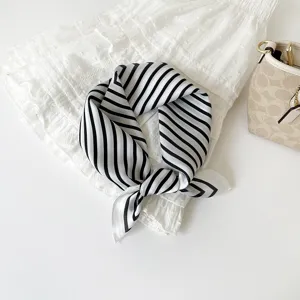 Stijlvolle zwart-wit gestreepte sjaal, elegante satijn chiffon vierkante sjaal voor nek en haar.