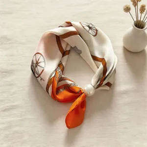 Elegante foulard in seta sintetica con stampa carrozza vintage e fibbia magnetica.