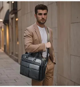 Detailansicht der schwarzen Herren Leder Business Aktentasche in Straßenszene, Premium Textur.