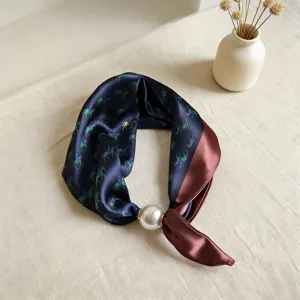 Elegante pañuelo de seda con estampado de caballo y gran cierre magnético de perlas.