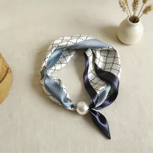 Elegante bufanda de seda para mujer con estampado geométrico y hebilla magnética de perla.
