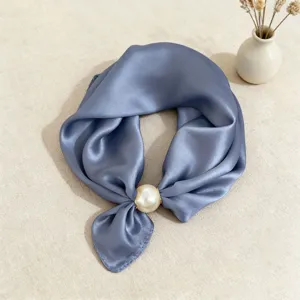 Sciarpa in raso blu con un elegante dettaglio di fibbia di perla, tessuto morbido.