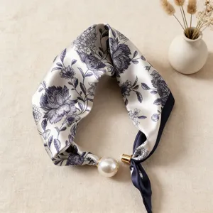 Elegante bufanda de seda floral con colgante de perla y cierre magnético elegante.