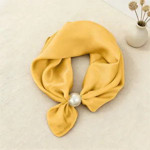 Vista dettagliata del foulard in seta con consistenza satinata liscia e fibbia magnetica.