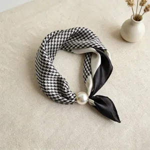 Pañuelo de seda con pata de gallo y elegante accesorio de hebilla de perla para mujer.