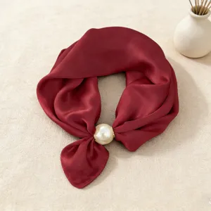 Elegante foulard in raso bordeaux con fibbia di perla, accessorio elegante per donna.