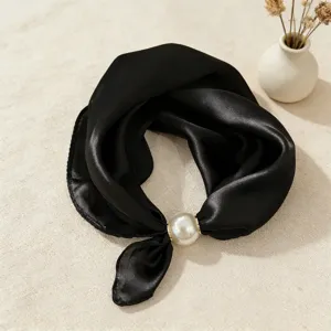 Sciarpa da collo in seta di raso nera con elegante fibbia magnetica di perla, accessorio chic.