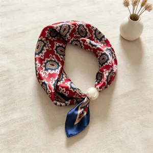 Elegante foulard in satin con stampa cachemire rétro e fibbia magnetica di perla per donna.