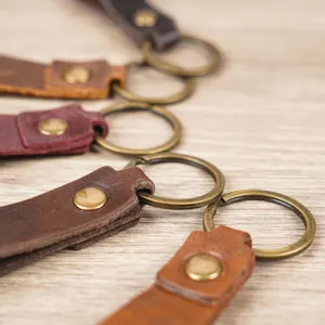 Porte-clés de voiture rétro en cuir véritable avec anneau en laiton, porte-clés artisanal.