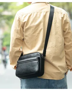 Bolso bandolera de cuero negro para hombre, vista detallada para uso diario casual.