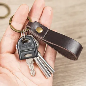 Porte-clés de voiture en cuir fou vintage anneau en métal artisanal détail de présentation