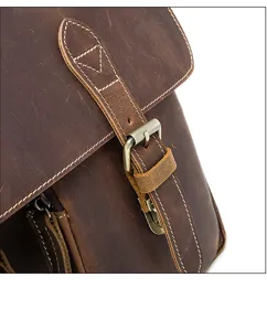 Primo piano dettaglio borsa da uomo in vera pelle vintage con cuciture rifinite bene.