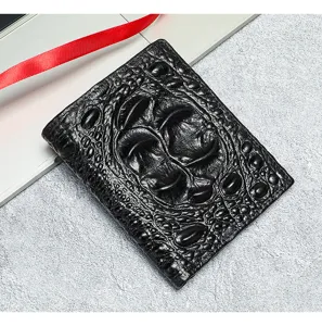Primer plano detallado de una cartera para hombre negra con textura de cuero de cocodrilo.