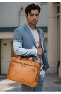 Vue detaillee du sac d'affaires en cuir veritable pour hommes marron avec bandouliere.