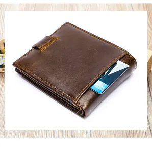 Vue rapprochée d'un portefeuille homme en cuir marron avec fente pour carte et coutures.