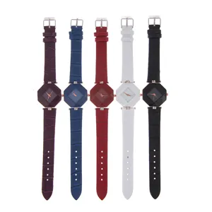 Stilvolle Damen-Quarzuhr mit rhombenförmigem Zifferblatt und Lederarmband mit Krokoprägung.