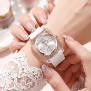 Nahaufnahme einer minimalistischen Damenquarzuhr mit transparentem Gehäuse und Silikonband