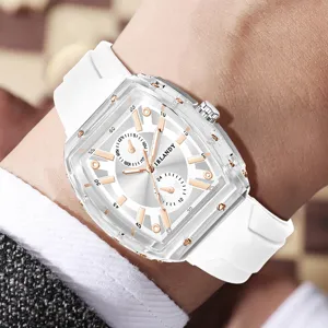 Makroansicht der stilvollen Herrenuhr mit transparentem Gehäuse und weißem Silikonarmband
