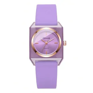 Nahaufnahme einer lila Silikonband-Uhr mit zweifarbigem Zifferblatt und roségoldenem Rand.