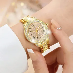 Elegante goldene römische Damenuhr mit funkelndem Strass-Zifferblatt am Handgelenk