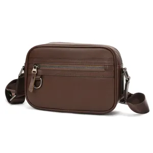 Primo piano della borsa a tracolla in pelle marrone scuro con tasca frontale e anello a D.