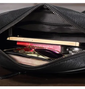 Borsa a tracolla in pelle da uomo, dettaglio interno grande capacità, elegante borsa nera.