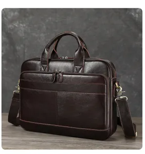 Vue détaillée d'un porte-documents d'affaires en cuir véritable avec coutures soignées.