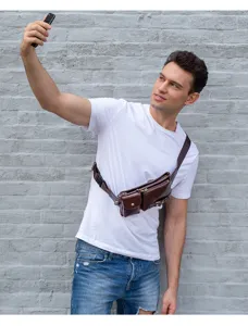 Detailaufnahme einer echten Leder-Brusttasche für Herren am Modell mit mehreren Taschen.