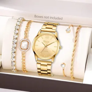 Nahaufnahme einer eleganten goldenen Uhr mit römischen Ziffern und vier Armbändern