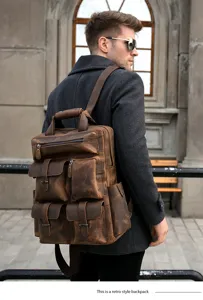 Dettaglio dello zaino in pelle vintage con consistenza retrò e tasche multiuso capienti.